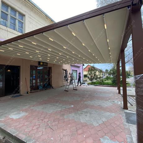 Wall-mounted single-module retractable pergola