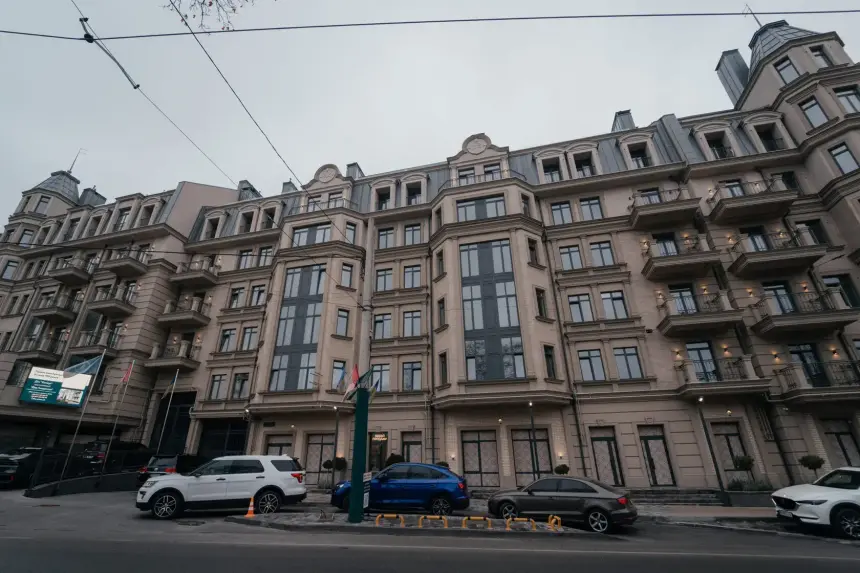 ЖК Консул — фото будинку з боку вулиці