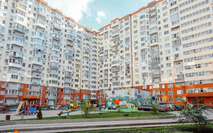 ЖК Радужний — двір з дитячим майданчиком