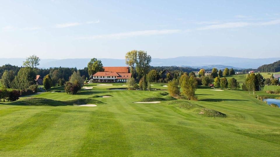 Handara fairway leading to the red-roofed clubhouse