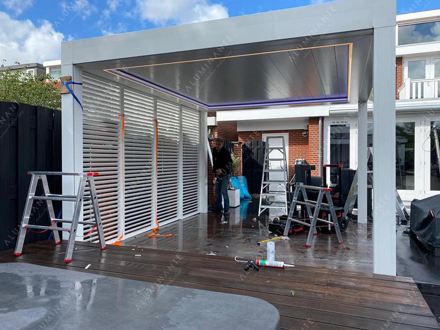 Freestanding ACURA Q25 pergola 5&nbsp;×&nbsp;4 m with a wood-look back wall