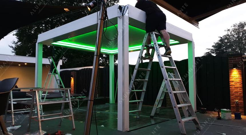 Freestanding ACURA Q25 pergola 5&nbsp;×&nbsp;4 m with a wood-look back wall, photo 4