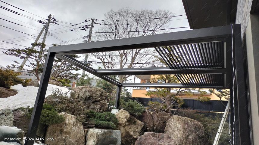 Wall-mounted louvered pivot-sliding pergola in two modules, photo 12