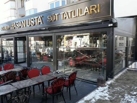 Restaurant with SKYLINE automatic guillotine glazing