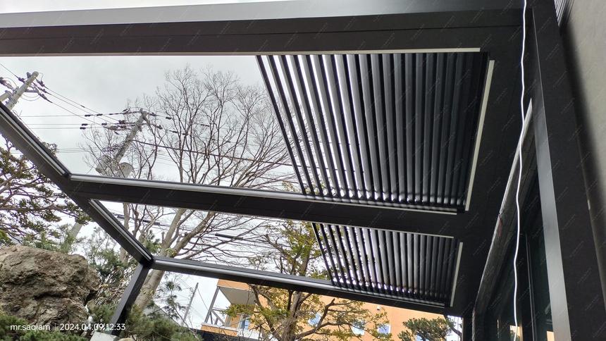 Wall-mounted louvered pivot-sliding pergola in two modules, photo 13