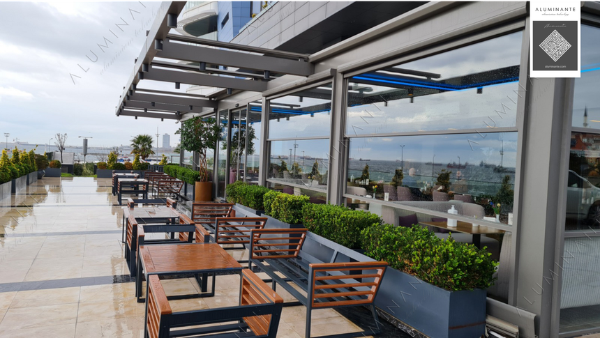 Restaurant: louvered pergolas with 6 SKYLINE guillotine windows, zip screens and DAZZONI, photo 2