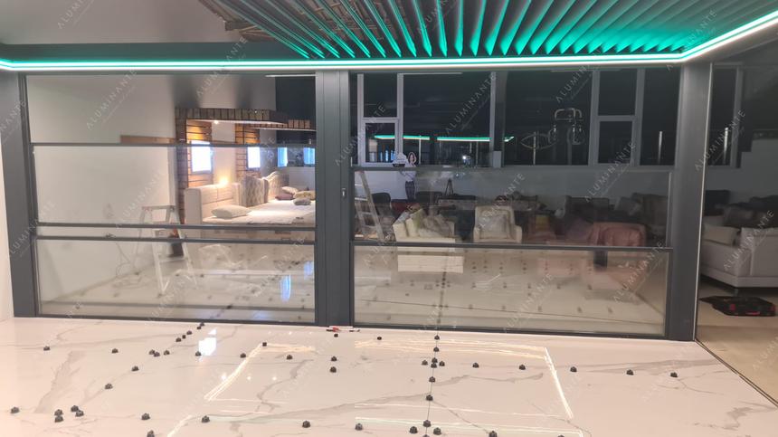 Showroom in Austria: louvered pergola with automatic guillotine glazing