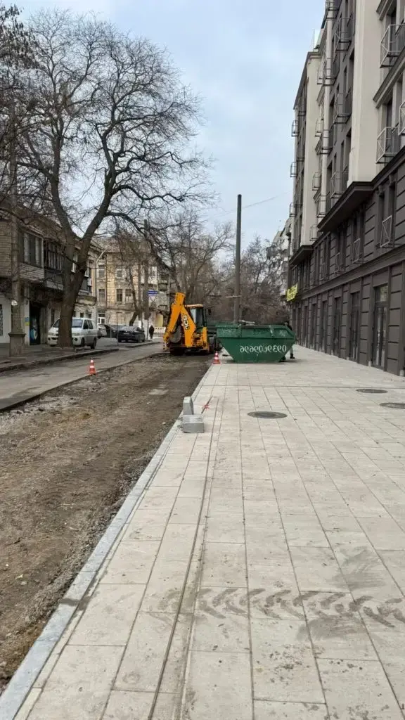 Благоустрій тротуару вздовж будинку Salve на Великій Арнаутській, січень 2026 року