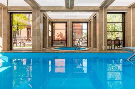 Covered pool with SKYLINE automatic guillotine glazing