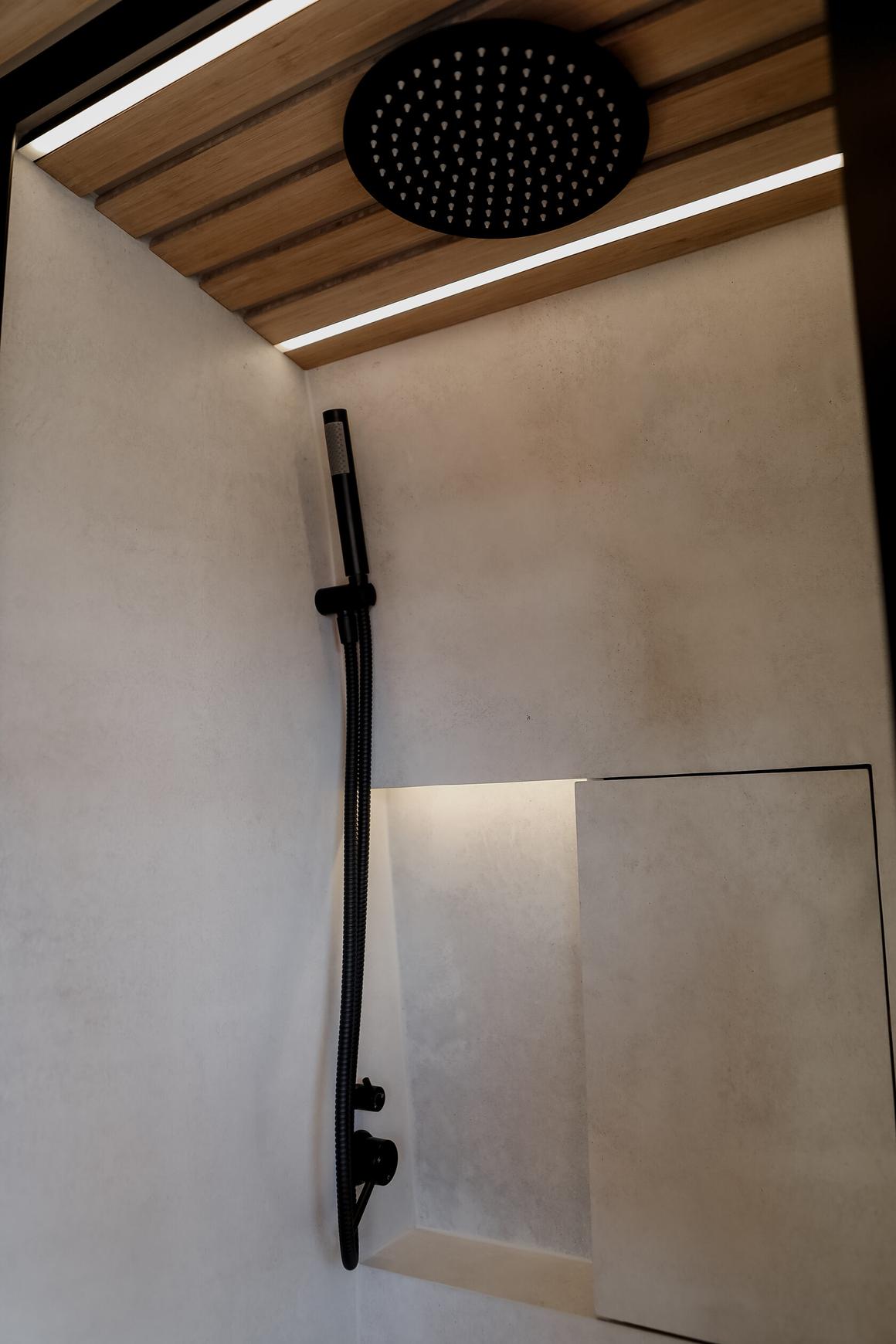Flat shower floor with four drains