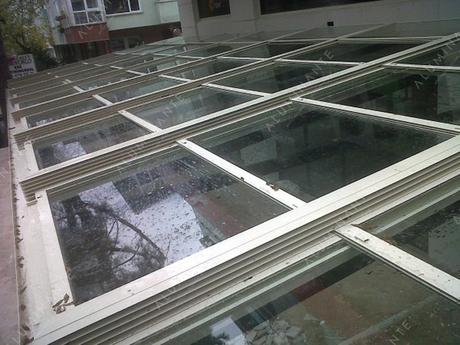 Café with a SKYTECH automatic glass roof