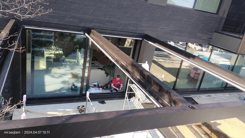 Wall-mounted louvered pivot-sliding pergola in two modules, photo 22