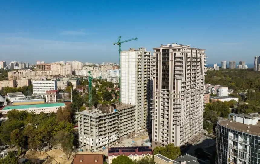 ЖК Акрополь — вигляд на комплекс і навколишню забудову Приморського району з дрона