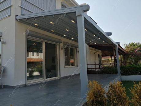 Wall-mounted retractable pergola for a summer terrace