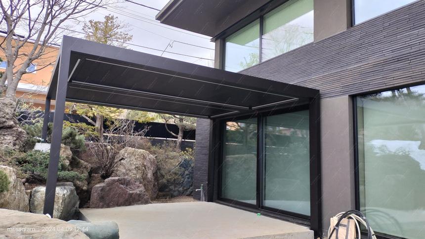 Wall-mounted louvered pivot-sliding pergola in two modules, photo 8