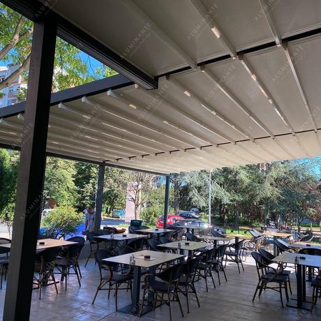 Retractable pergola