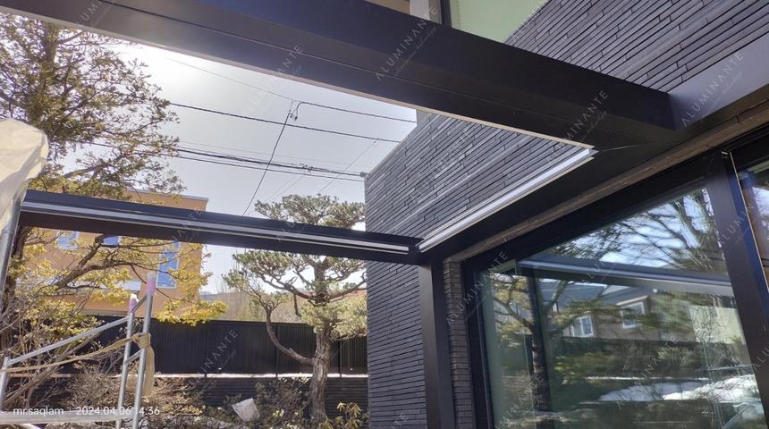 Wall-mounted louvered pivot-sliding pergola in two modules, photo 17