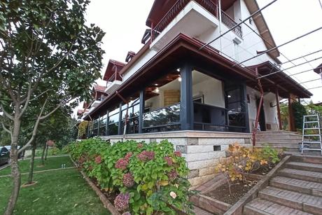 House loggia with SKYLINE automatic guillotine glazing