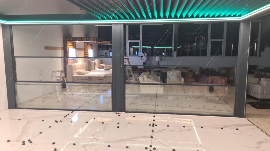 Showroom in Austria: louvered pergola with automatic guillotine glazing, photo 2