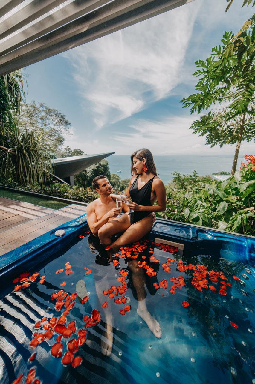 Suite Pacific Jacuzzi, pétalos en el jacuzzi, Hotel Makanda, Manuel Antonio