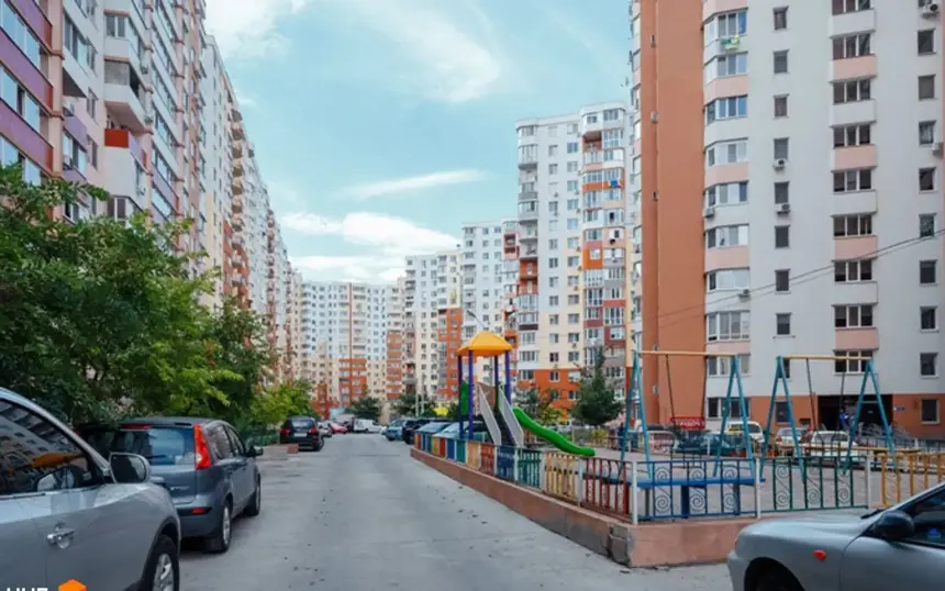 ЖК Радужний — фасад будинків і вулиця