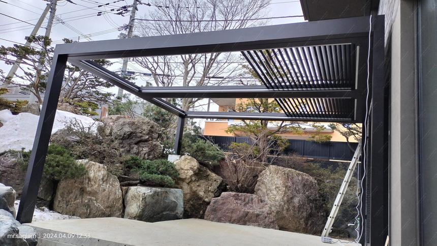 Wall-mounted louvered pivot-sliding pergola in two modules, photo 11
