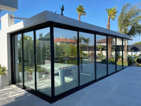 Relaxation area with warm sliding double glazing and panoramic view