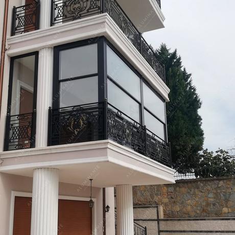 House balcony with SKYLINE automatic guillotine glazing