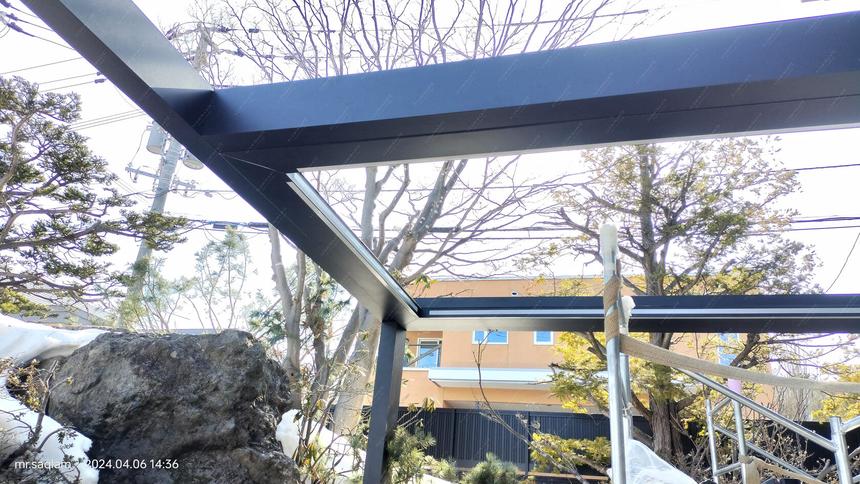 Wall-mounted louvered pivot-sliding pergola in two modules, photo 28