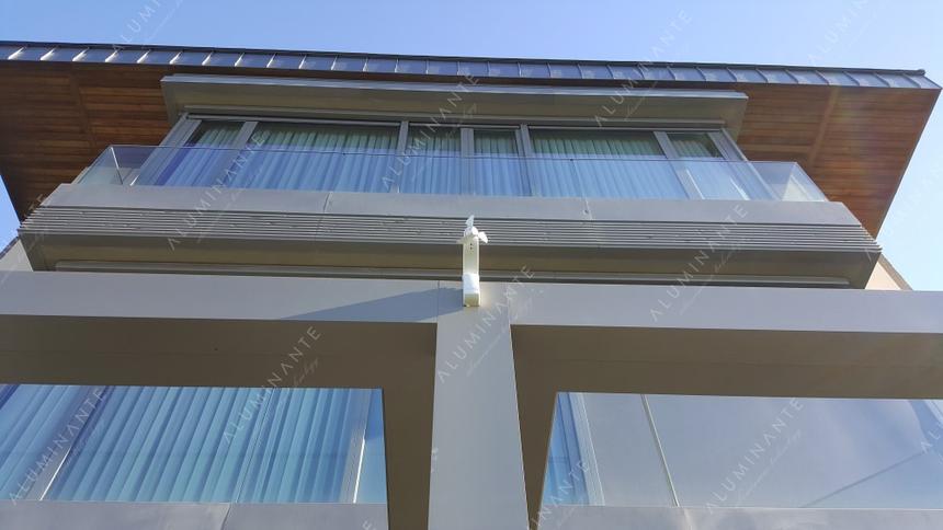 Wall-mounted ACURA louvered pergola 8&nbsp;×&nbsp;2.5 m, photo 13