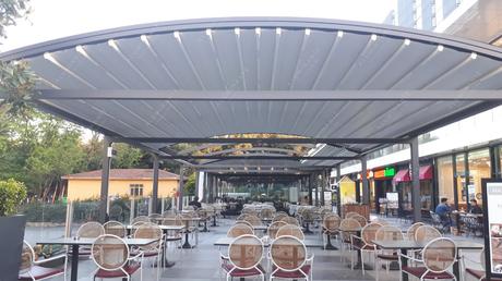 Restaurant with an oval retractable pergola