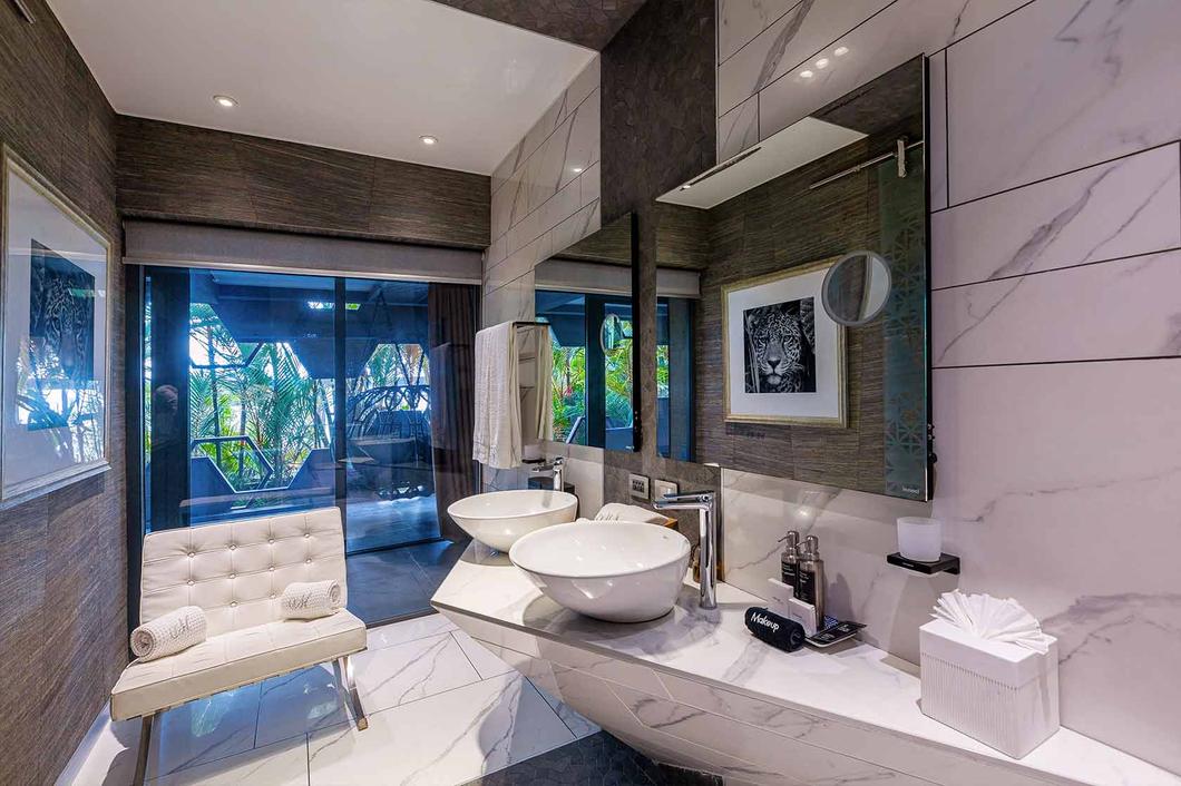 Tropical Suite, the marble bath, Hotel Makanda, Manuel Antonio