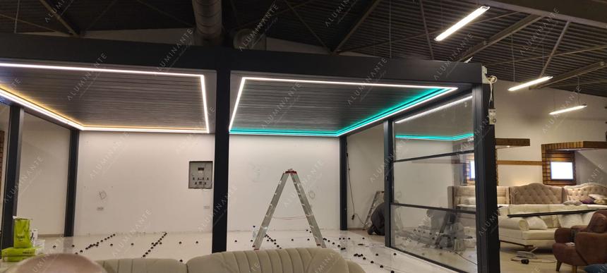 Showroom in Austria: louvered pergola with automatic guillotine glazing, photo 5
