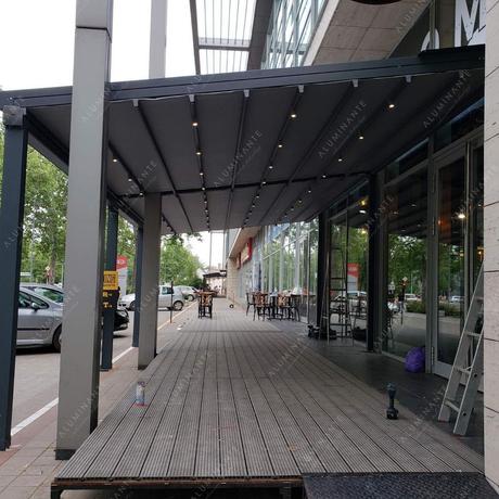 Restaurant: wall-mounted retractable pergola with guillotine glazing