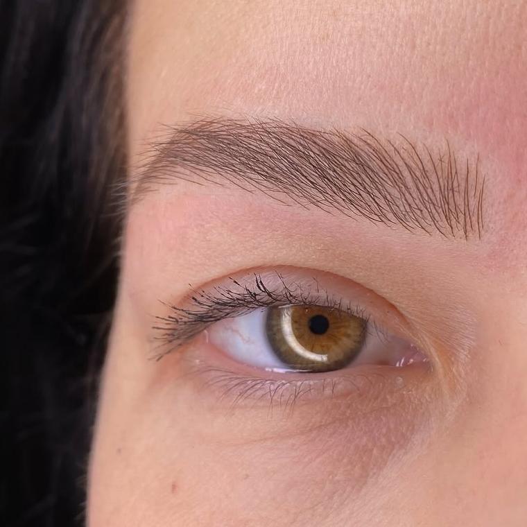 Cejas y mirada con micropigmentación