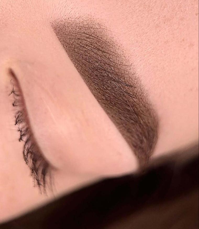 Cejas con micropigmentación