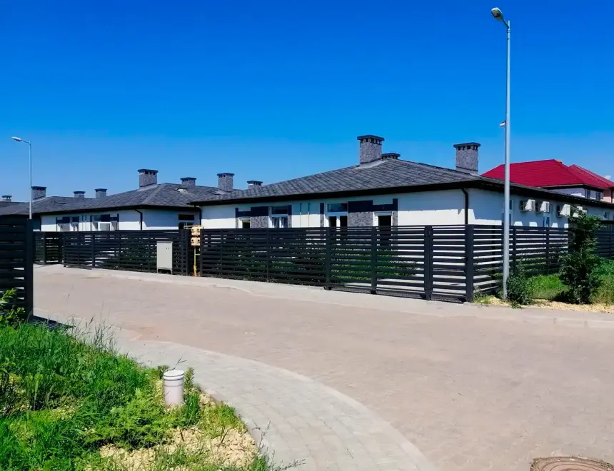 Таунхаусы Светлый Совиньон — фасады домов в закрытом коттеджном городке