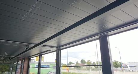 Restaurant with SKYLINE guillotine glazing, ACURA pergola and VITO ZIP
