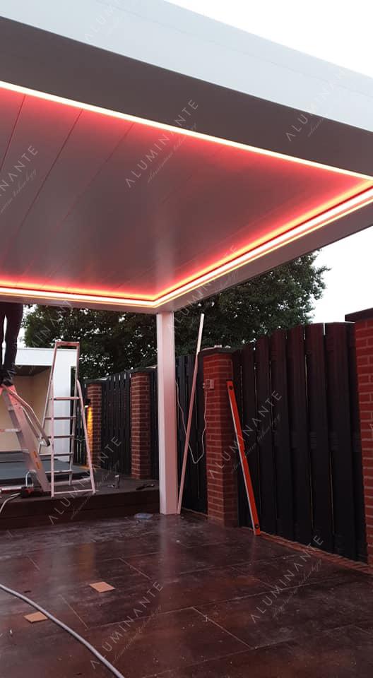 Freestanding ACURA Q25 pergola 5&nbsp;×&nbsp;4 m with a wood-look back wall, photo 5
