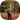 Jongen in het bos die bladeren omhoog gooit