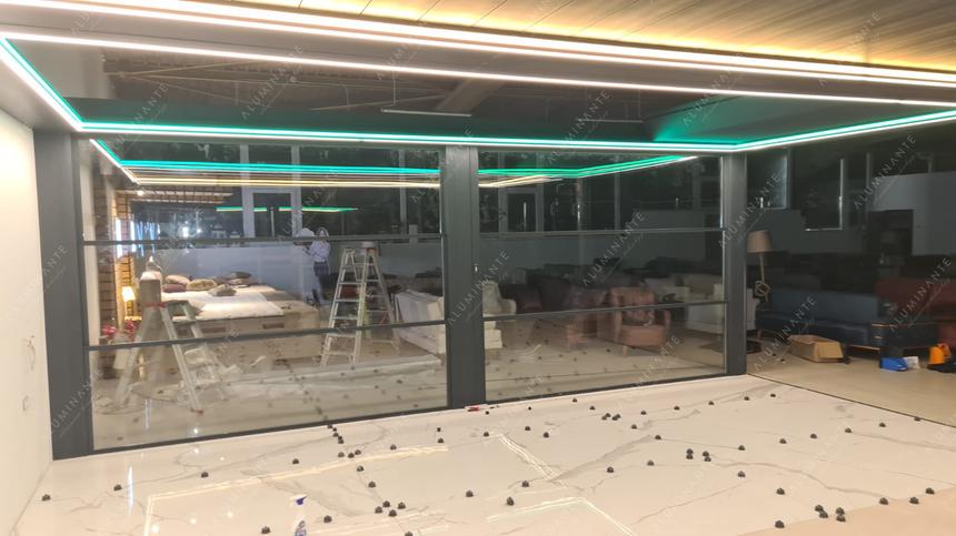 Showroom in Austria: louvered pergola with automatic guillotine glazing, photo 3