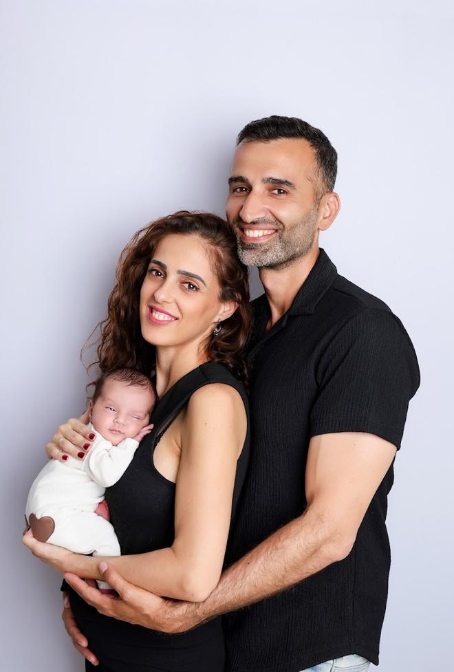 הורים ותינוק בצילום משפחתי בסטודיו