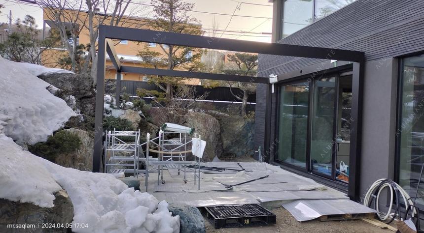 Wall-mounted louvered pivot-sliding pergola in two modules, photo 16