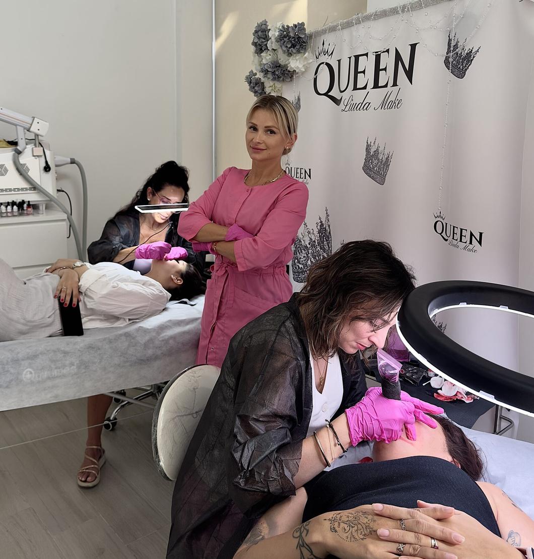 Alumnas trabajando con modelos reales bajo la supervisión de Liuda