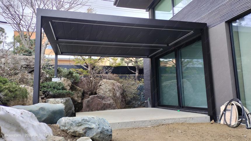 Wall-mounted louvered pivot-sliding pergola in two modules, photo 9