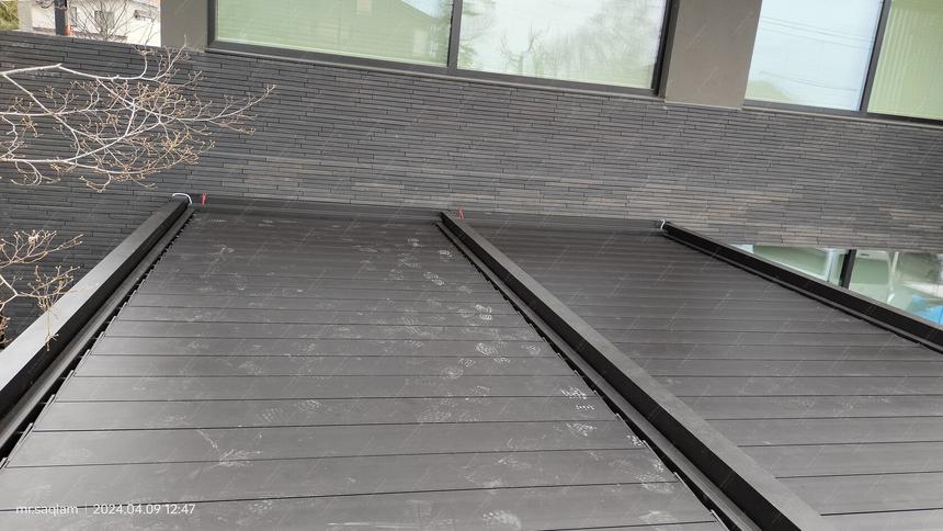 Wall-mounted louvered pivot-sliding pergola in two modules, photo 4