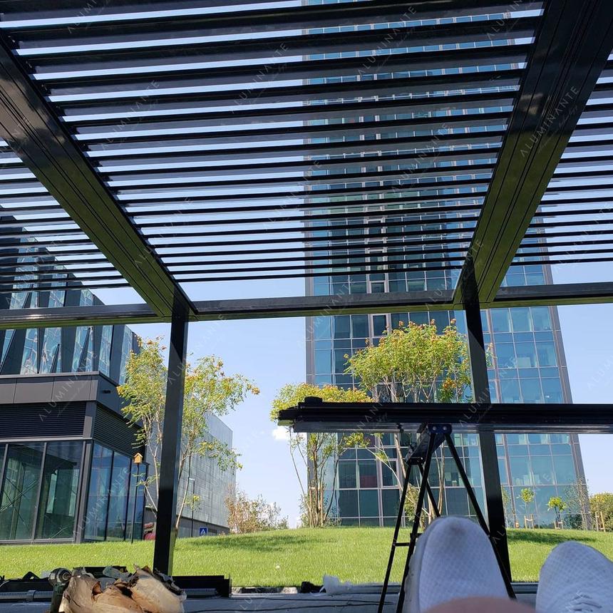 Restaurant: four louvered pergolas 5&nbsp;×&nbsp;4 m with ORIZZONTE THERMO double glazing and SKYLINE guillotine glass, photo 8