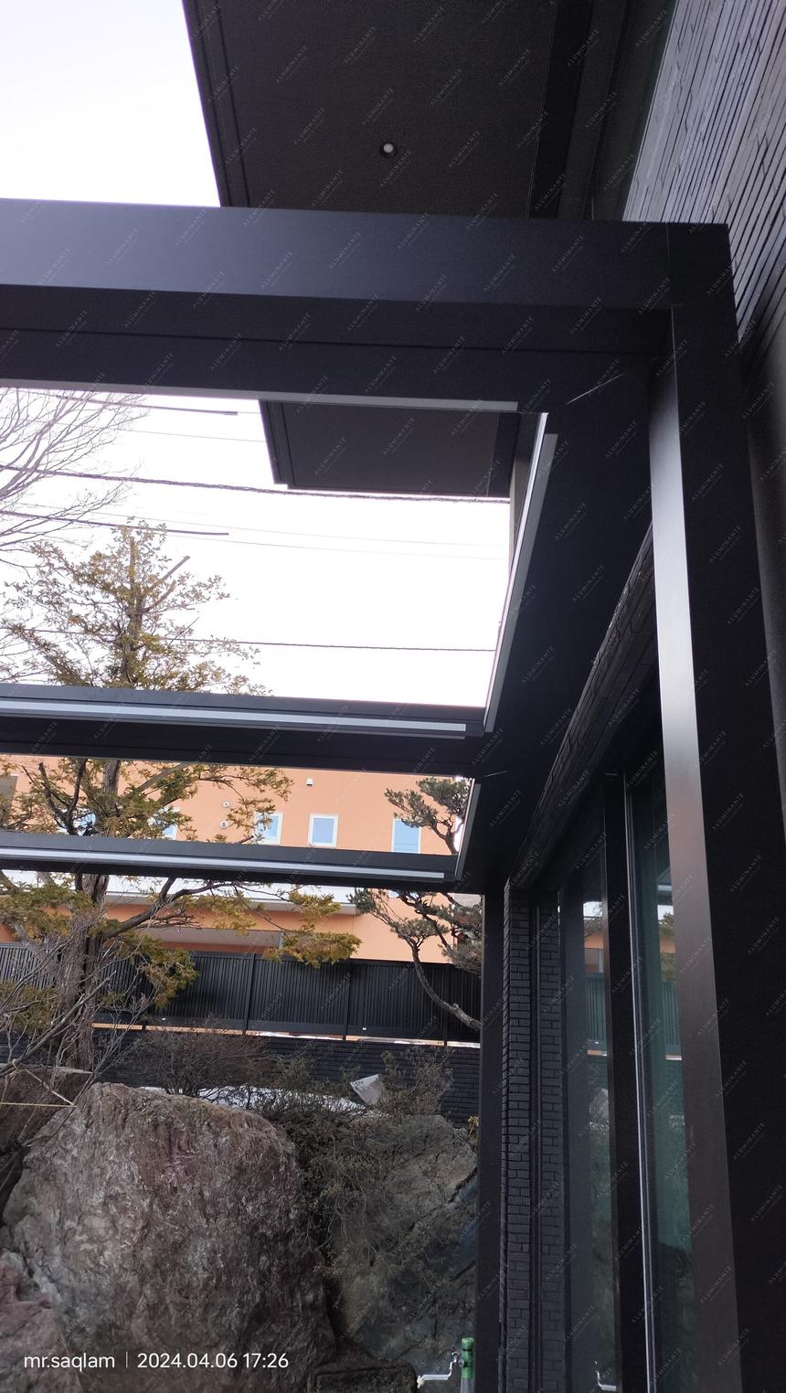 Wall-mounted louvered pivot-sliding pergola in two modules, photo 26