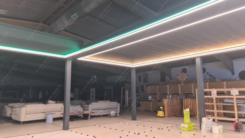 Showroom in Austria: louvered pergola with automatic guillotine glazing, photo 4