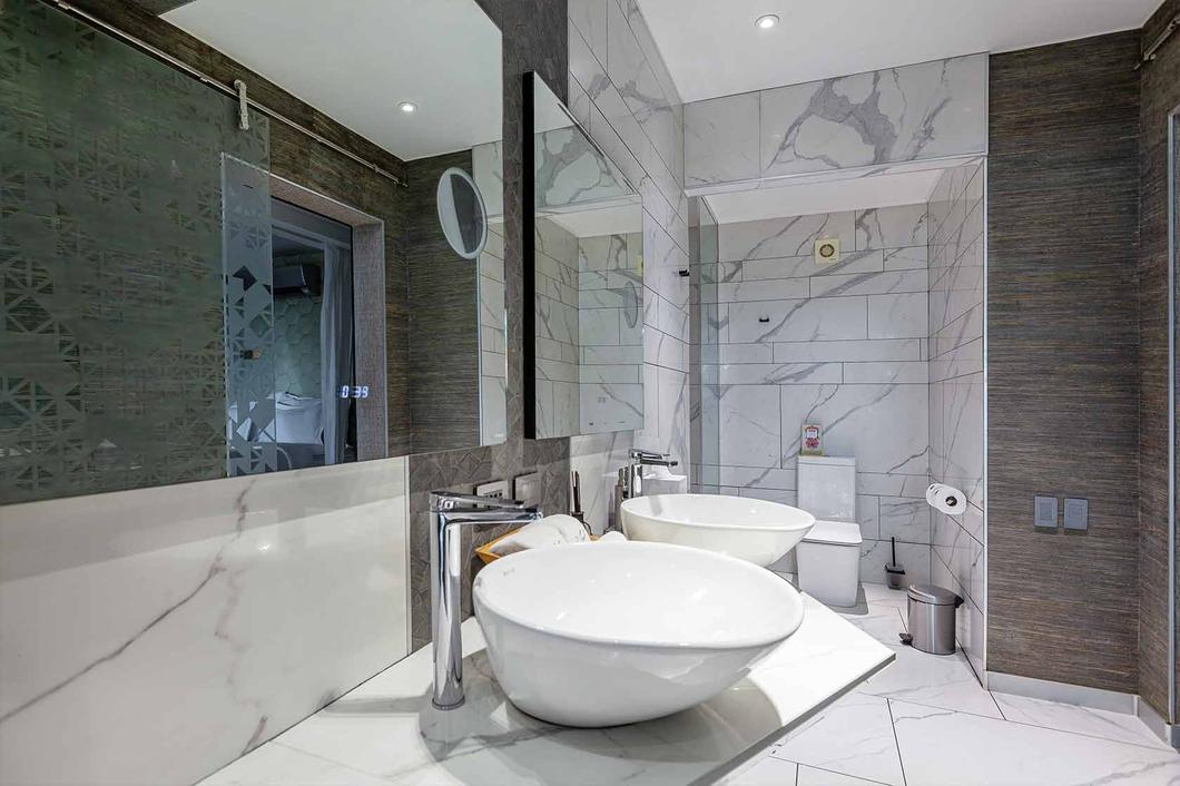 Tropical Suite, shower and marble, Hotel Makanda, Manuel Antonio
